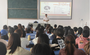 开云app官方在线入口举办“跨境新方向，外贸新丝路”就业育人讲座
